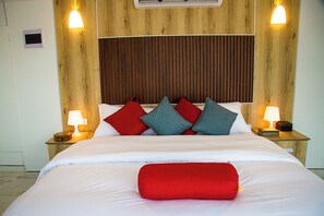 Luxe tweepersoonskamer | Een kluis op de kamer, verduisterende gordijnen, beddengoed