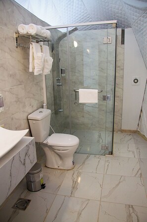 Shower, free toiletries, hair dryer, towels - Desert Season Camp (Wadi Rum)