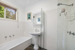 Shower, toilet paper - Hillsborough Cottage SWR - 8 Hill Street (South west rocks)