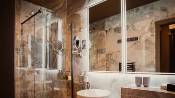 Douche, sèche-cheveux, serviettes fournies, savon