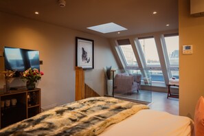 1 bedroom, iron/ironing board, free WiFi, bed sheets - 10-min to The City of London! King Size Bed & Sofa Bed with en-suite Bathroom.
(London)