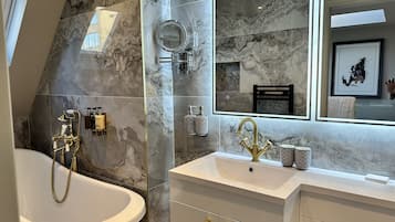 Sèche-cheveux, serviettes fournies, savon, shampoing