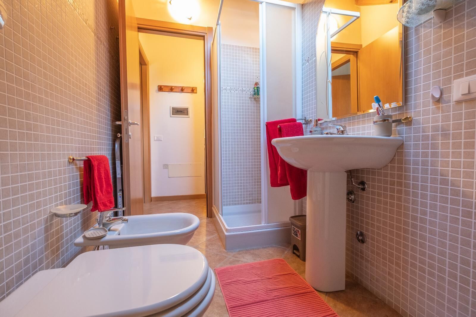 Ein Badezimmer mit zwei Waschbecken, einer Badewanne, einer Dusche und einer Toilette.