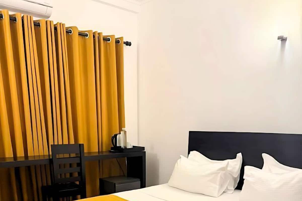 Egyptian cotton sheets, premium bedding, individually furnished, desk