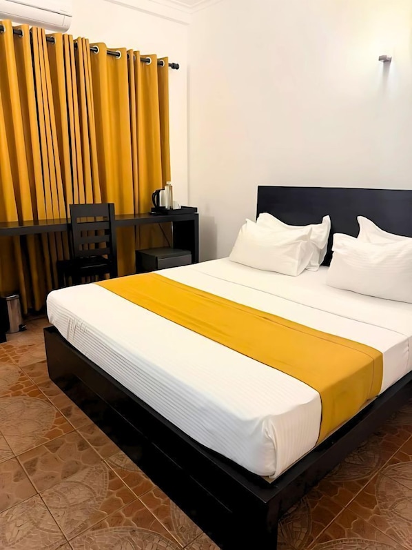 Egyptian cotton sheets, premium bedding, individually furnished, desk - The Ivy Lake (Anuradhapura)