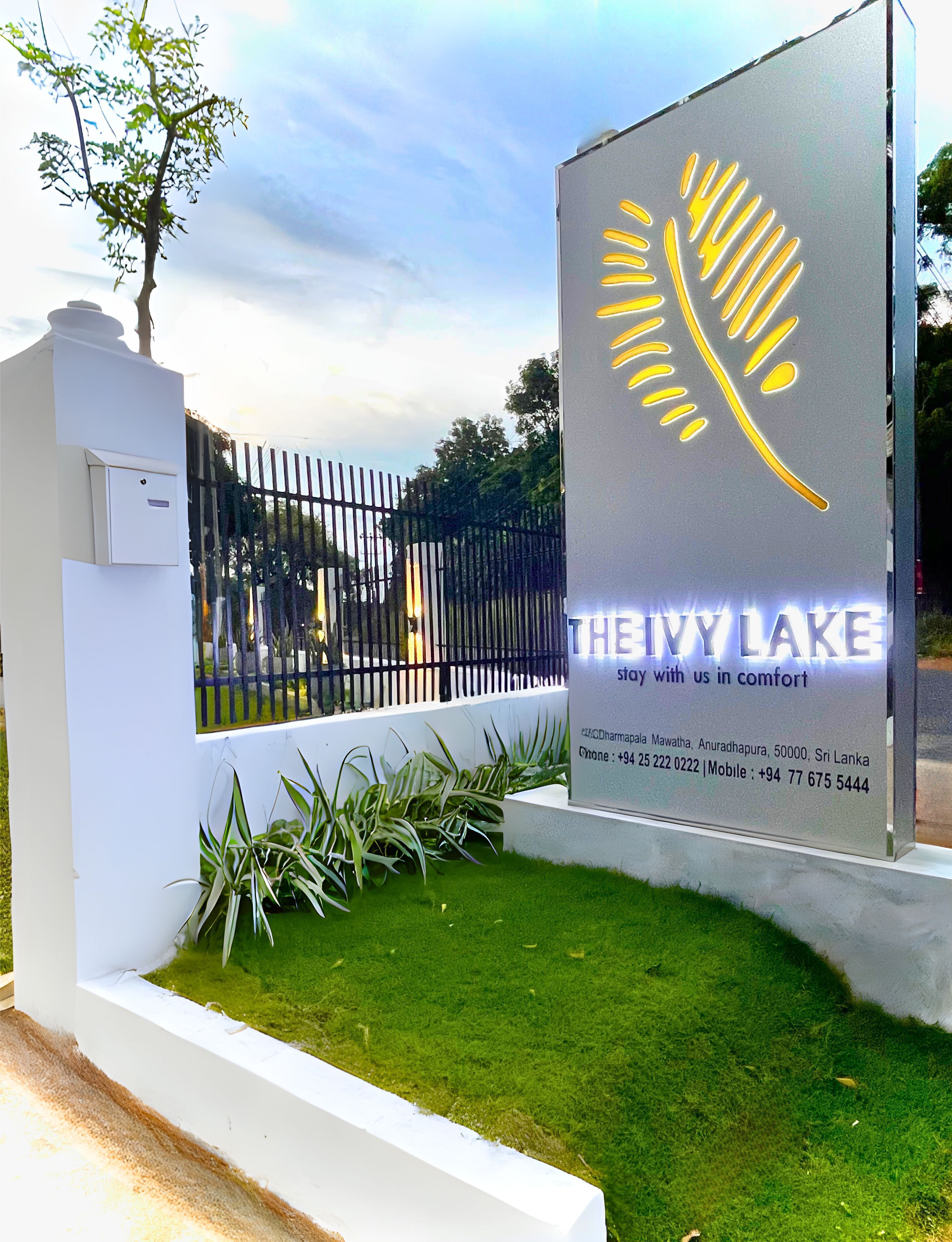 Señal del hotel Ivy Lake con información de contacto y vistas del entorno.