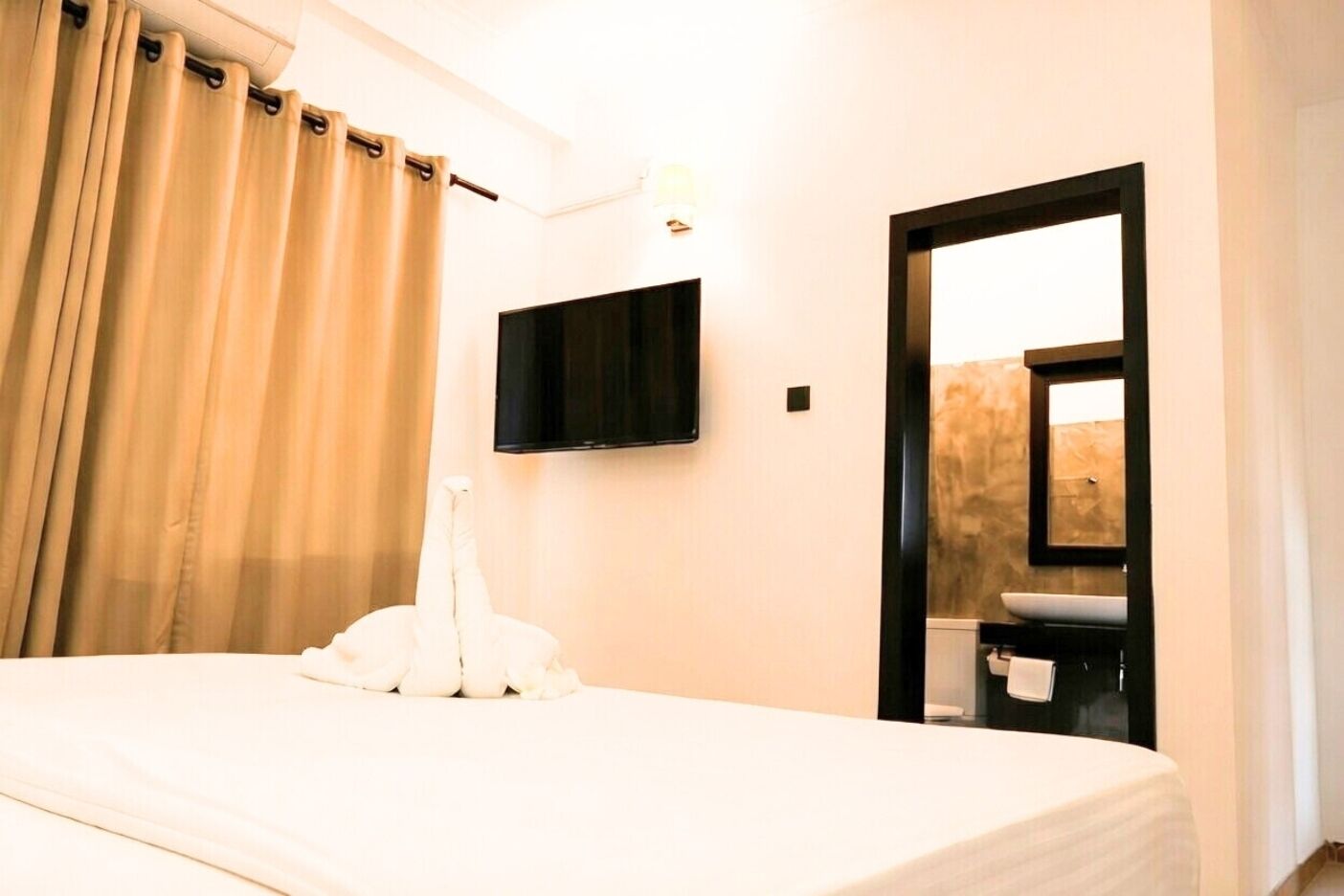 Egyptian cotton sheets, premium bedding, individually furnished, desk