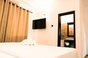 Egyptian cotton sheets, premium bedding, individually furnished, desk