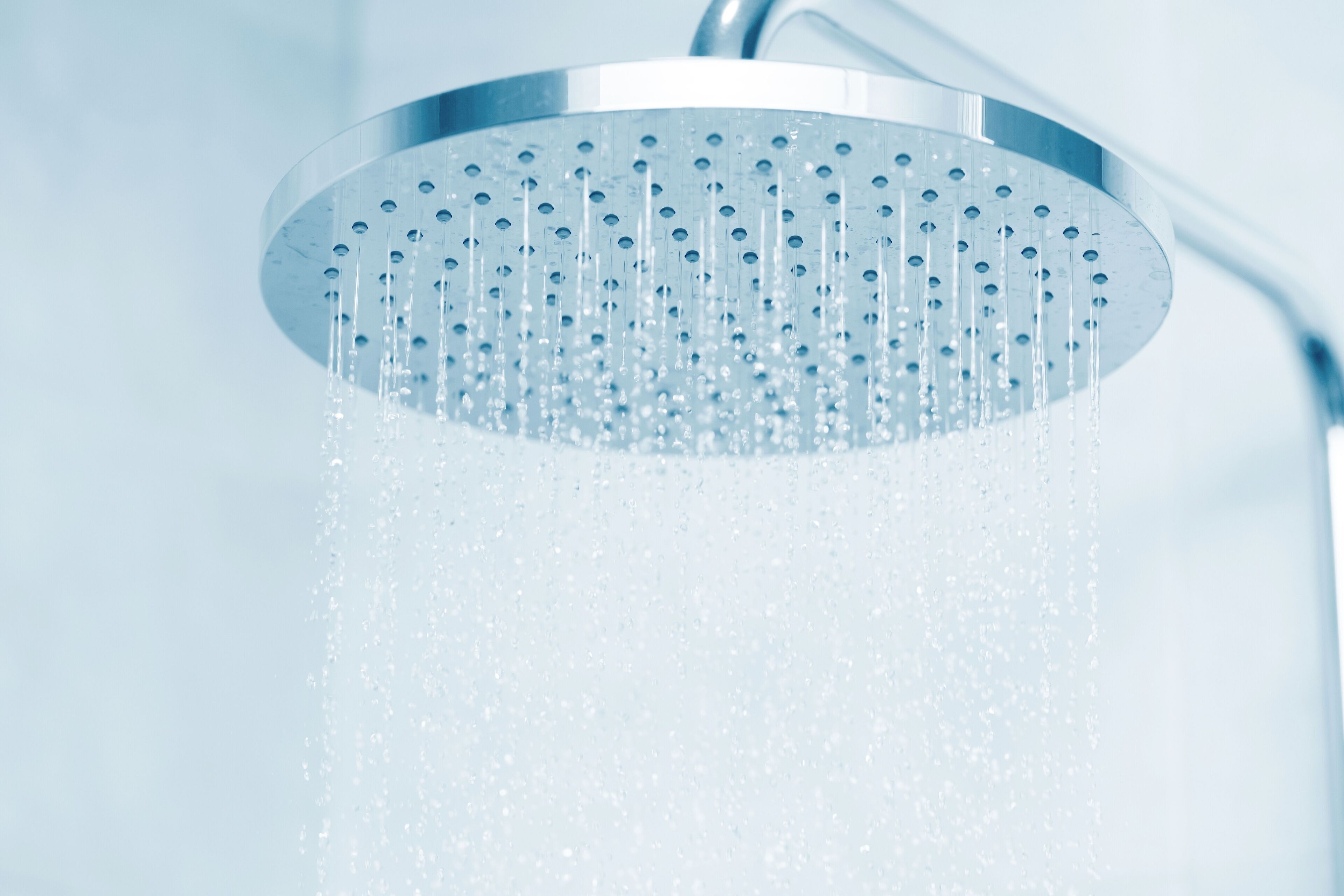 Un cabezal de ducha con múltiples salidas de agua.