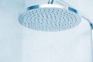 Un cabezal de ducha con múltiples salidas de agua.