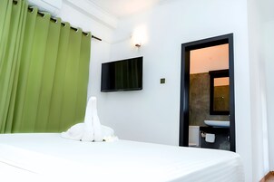 Egyptian cotton sheets, premium bedding, individually furnished, desk