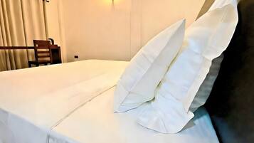 Egyptian cotton sheets, premium bedding, individually furnished, desk