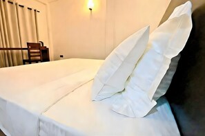 Egyptian cotton sheets, premium bedding, individually furnished, desk - The Ivy Lake (Anuradhapura)