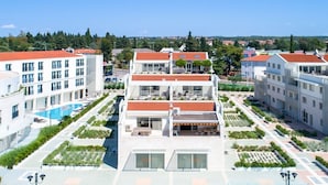 A multi-story hotel with a rooftop terrace, a swimming pool, and a landscaped courtyard. - Domus Lauri Palace Resort terrace 4 perosons (Umag)
