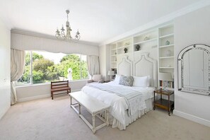 4 slaapkamers, een bureau, een strijkplank/strijkijzer, gratis wifi