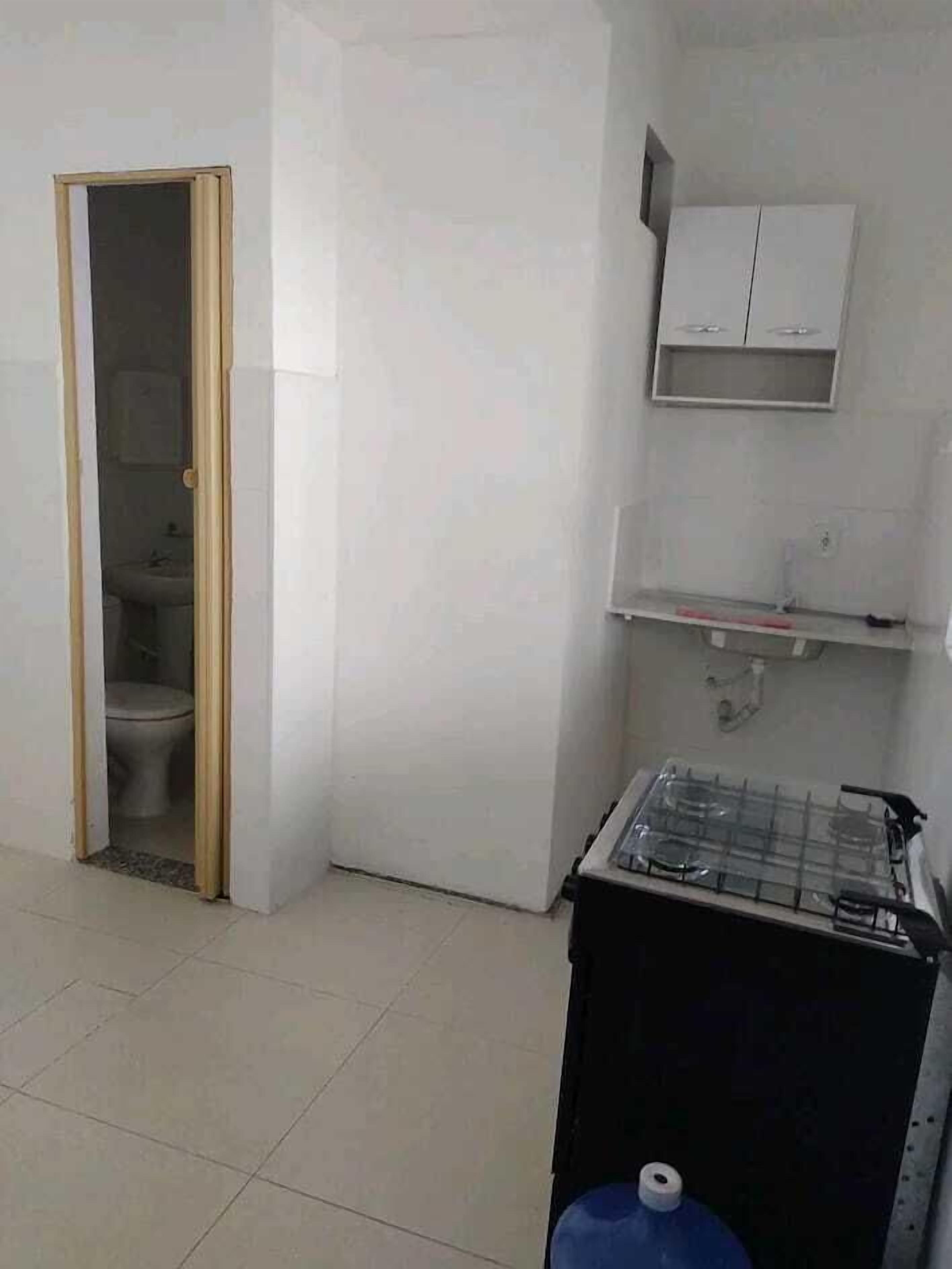 1 habitación, tabla de planchar con plancha, wifi gratis y ropa de cama 
