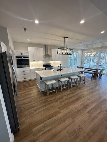 Carolina Beach Property. 3 Minutes to the Beach and Shops. Sleeps 15