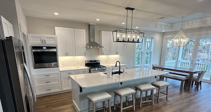 Carolina Beach Property. 3 Minutes to the Beach and Shops. Sleeps 15