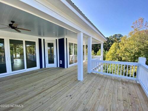 Carolina Beach Property. 3 Minutes to the Beach and Shops. Sleeps 15