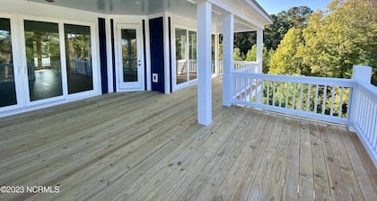 Carolina Beach Property. 3 Minutes to the Beach and Shops. Sleeps 15