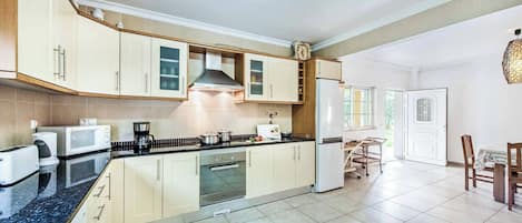 Réfrigérateur, micro-ondes, four, lave-vaisselle