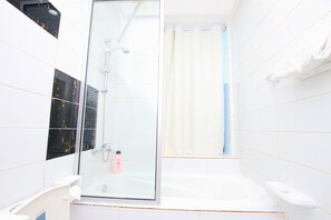 Standard-tvíbýli - 2 svefnherbergi | Baðherbergi | Hárblásari, handklæði, sápa, sjampó