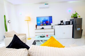 Departamento empresarial, planta baja | Área de sala de estar | Smart TV de 43 pulgadas con canales vía satélite 