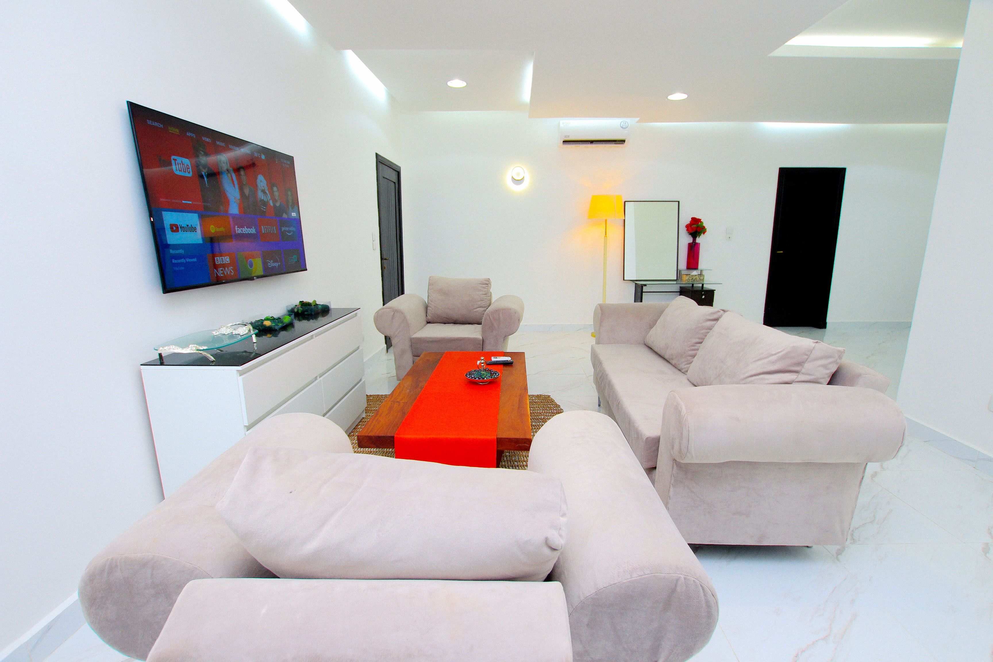 Leilighet – standard, 1 soverom | Oppholdsområde | En 43-tommers smart-TV med Parabol-TV