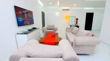 Leilighet – standard, 1 soverom | Oppholdsområde | En 43-tommers smart-TV med Parabol-TV