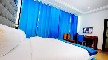 Grand Room, 1 King Bed | Minibar, in-room safe, individually furnished, desk