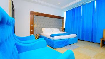 Habitación Grand, 1 cama King size | Minibar, caja de seguridad en la habitación y muebles diferentes