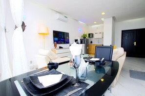 Departamento empresarial, planta baja | Área de sala de estar | Smart TV de 43 pulgadas con canales vía satélite 