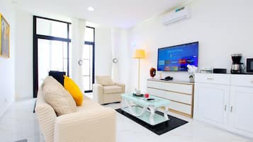 Business-lejlighed - stueetage | Opholdsområde | 43-tommers smart-tv med satellitkanaler