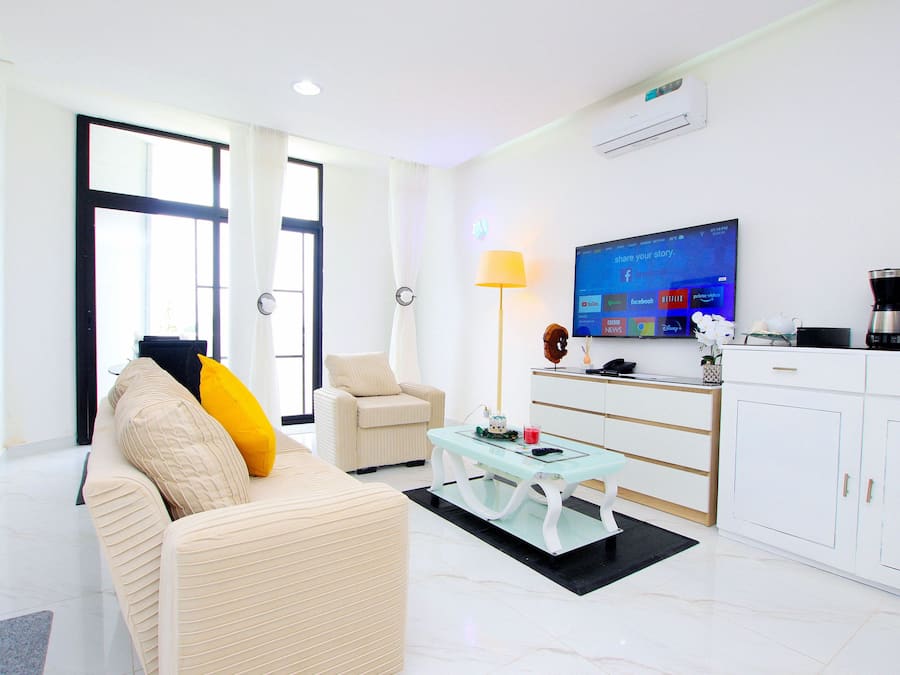 Apartamento Business, planta baja | Zona de estar | Smart TV de 43 pulgadas con canales por satélite