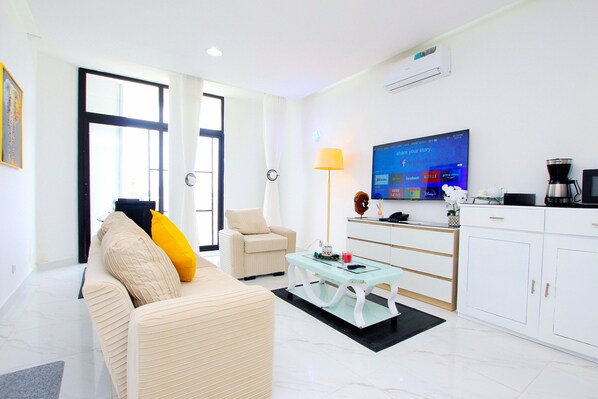 Departamento empresarial, planta baja | Área de sala de estar | Smart TV de 43 pulgadas con canales vía satélite 