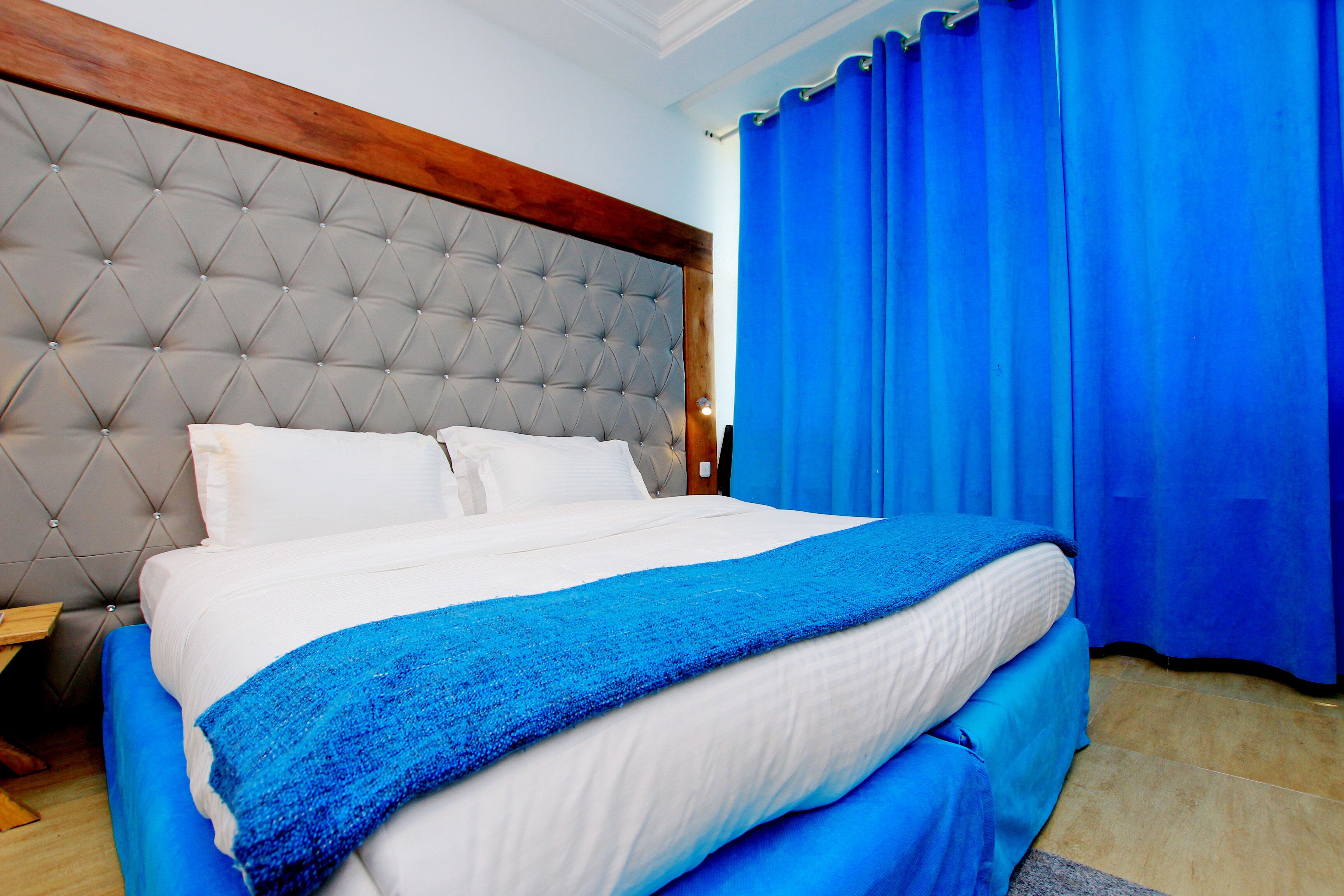 Habitación Grand, 1 cama de matrimonio grande | Minibar, caja fuerte, mobiliario individual y escritorio