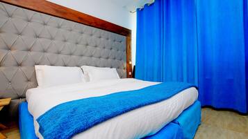 Habitación Grand, 1 cama de matrimonio grande | Minibar, caja fuerte, mobiliario individual y escritorio