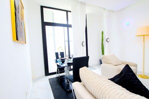 Departamento empresarial, planta baja | Área de sala de estar | Smart TV de 43 pulgadas con canales vía satélite 