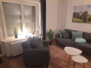 TV connectée, cheminée, livres