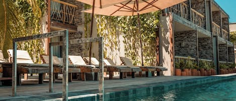 Piscine couverte, piscine extérieure, chaises longues