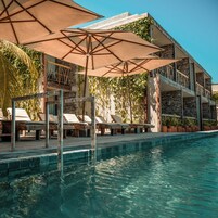 Una piscina techada, una piscina al aire libre