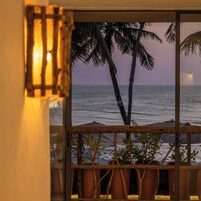 Minibar, caja de seguridad en la habitación y escritorio 