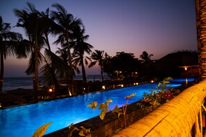 Ocean View | Bar mini, peti besi dalam bilik, meja, ruang kerja komputer riba 