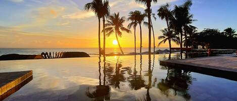 Piscine couverte, piscine extérieure, chaises longues