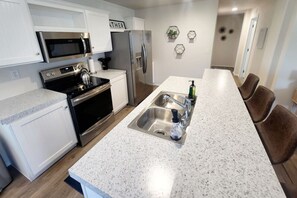 Refrigerador, microondas, horno, placa de cocina