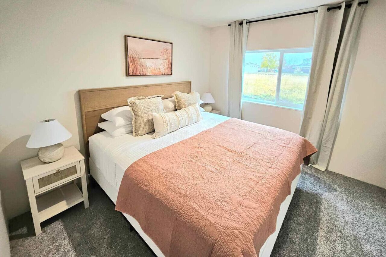 4 chambres, bureau, fer et planche à repasser, lit parapluie