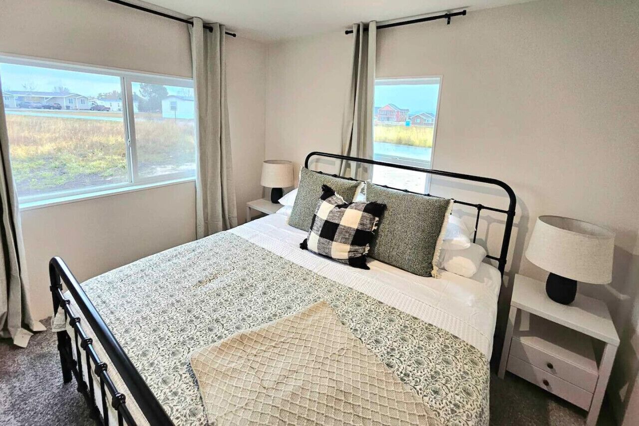 4 bedrooms, desk, iron/ironing board, travel crib