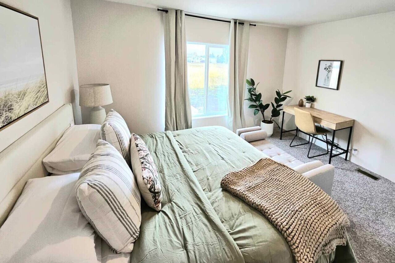 4 habitaciones, escritorio y tabla de planchar con plancha 