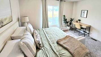 4 Schlafzimmer, Schreibtisch, Bügeleisen/Bügelbrett, Reisekinderbett