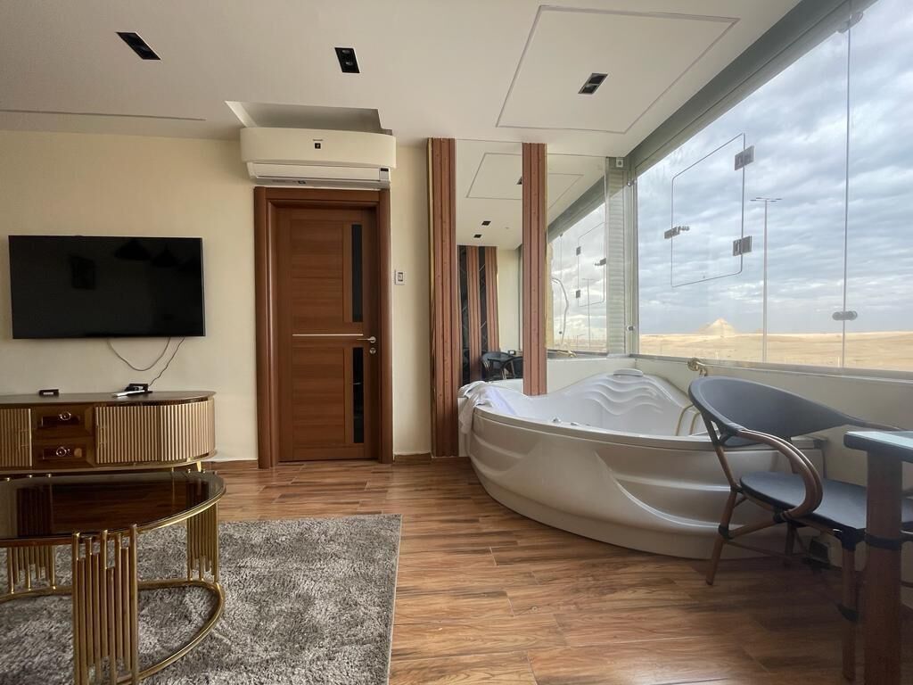 Queen Suite Jacuzzi Pyramids View | In-room dining